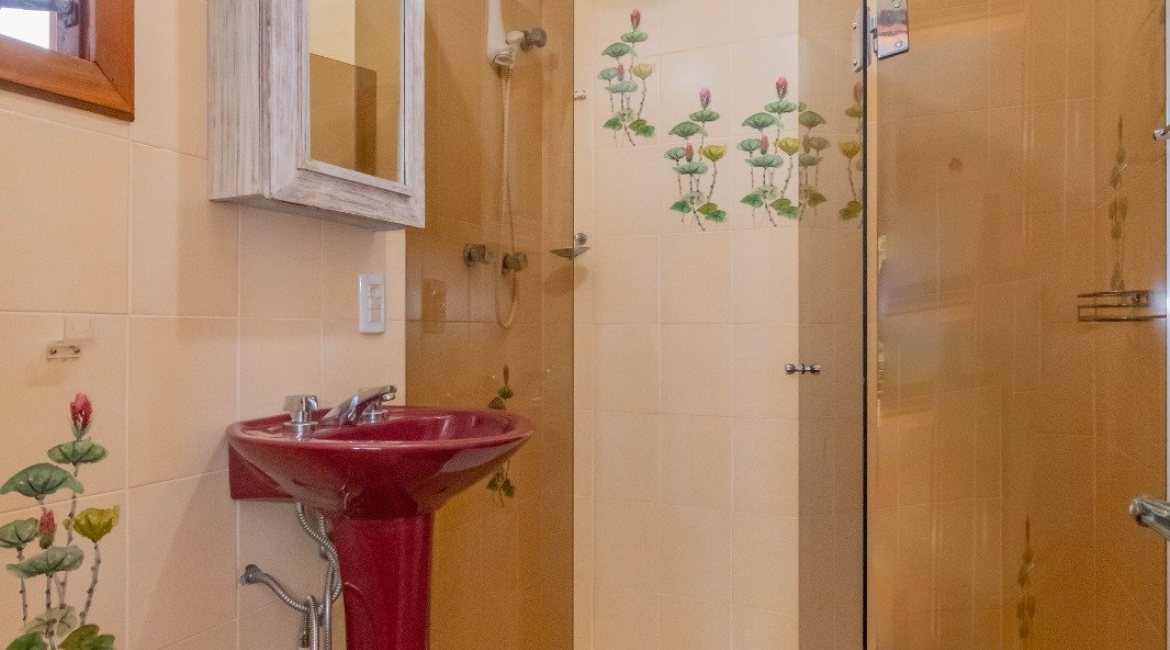 Casa em Condomínio à venda com 420m², 5 dormitórios, 2 suítes, 2 vagas, no bairro Cavalhada em PORTO ALEGRE