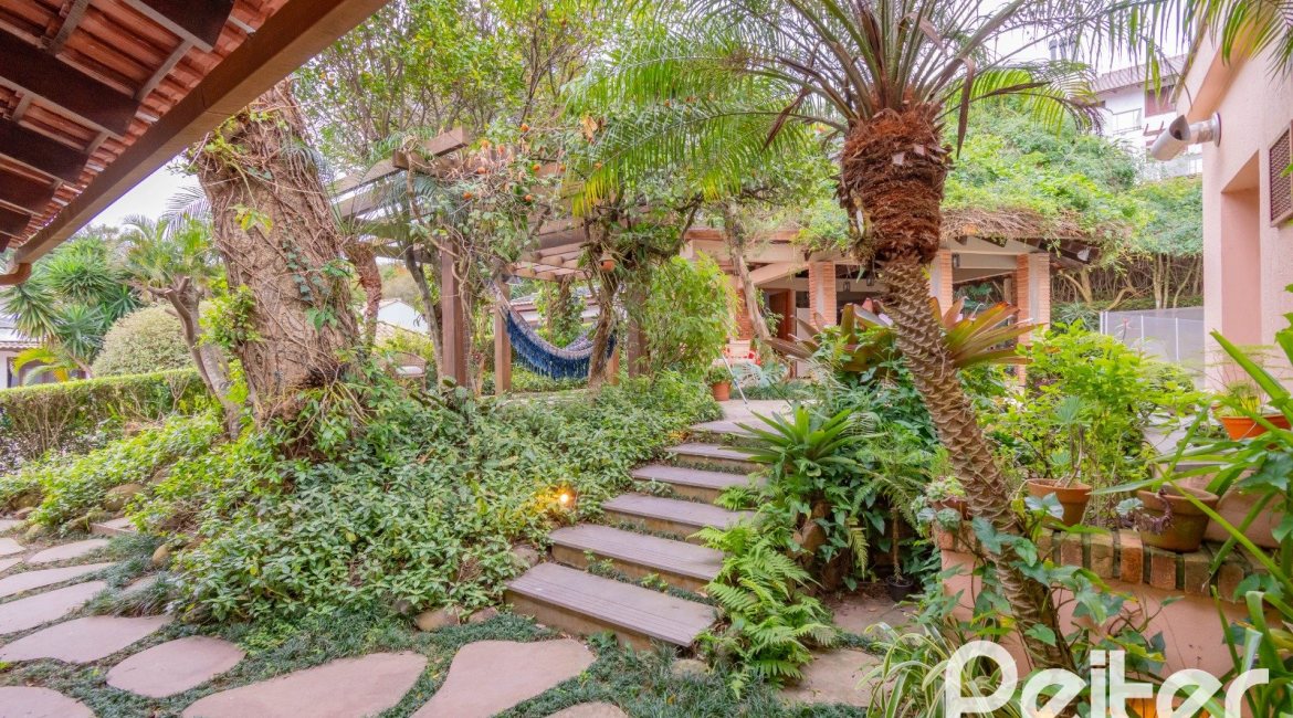 Casa em Condomínio à venda com 420m², 5 dormitórios, 2 suítes, 2 vagas, no bairro Cavalhada em PORTO ALEGRE