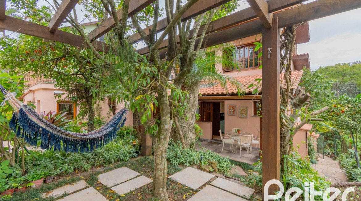 Casa em Condomínio à venda com 420m², 5 dormitórios, 2 suítes, 2 vagas, no bairro Cavalhada em PORTO ALEGRE