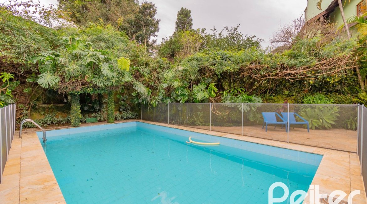 Casa em Condomínio à venda com 420m², 5 dormitórios, 2 suítes, 2 vagas, no bairro Cavalhada em PORTO ALEGRE