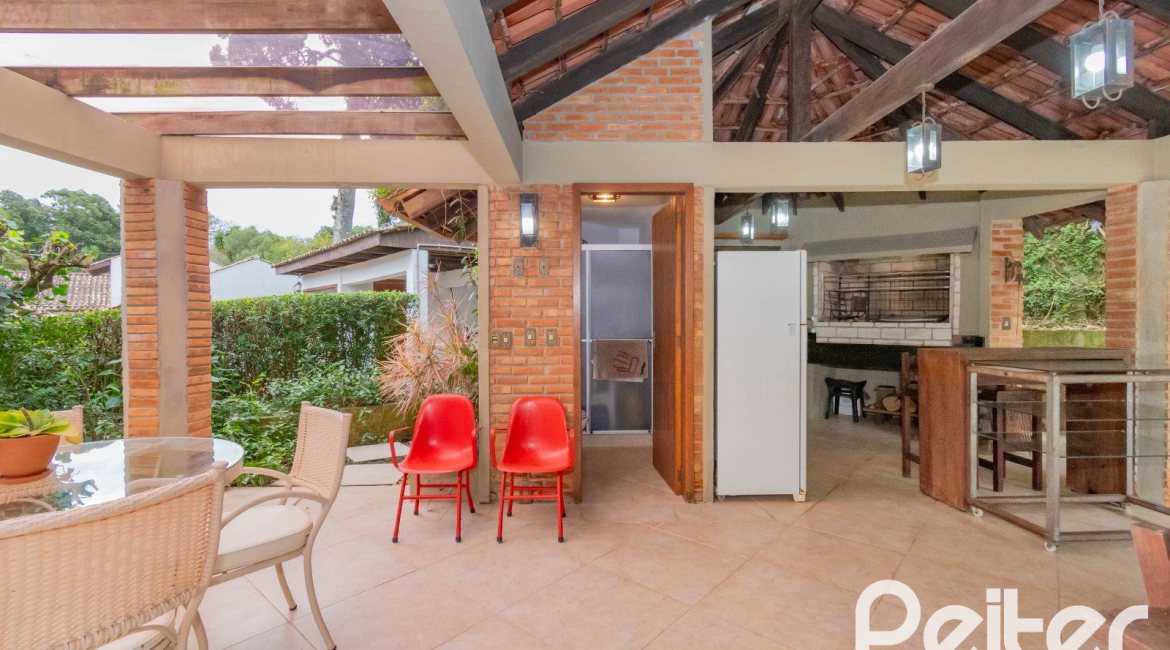 Casa em Condomínio à venda com 420m², 5 dormitórios, 2 suítes, 2 vagas, no bairro Cavalhada em PORTO ALEGRE