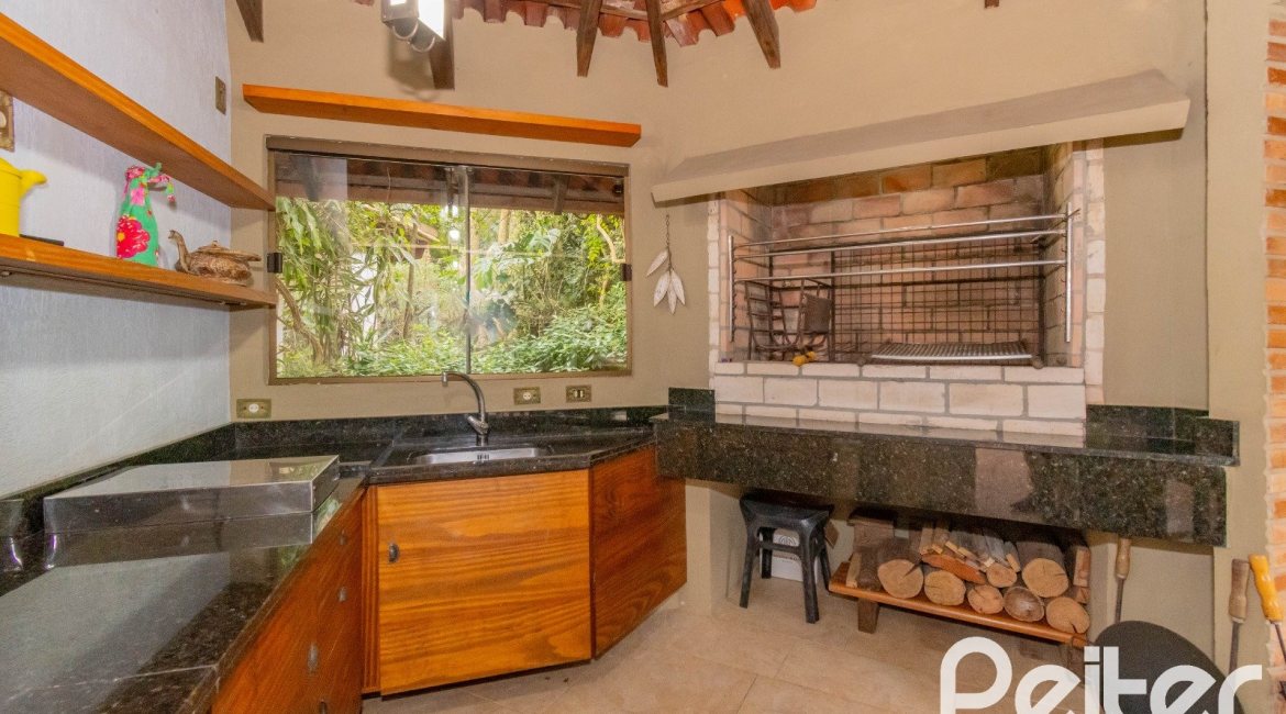 Casa em Condomínio à venda com 420m², 5 dormitórios, 2 suítes, 2 vagas, no bairro Cavalhada em PORTO ALEGRE