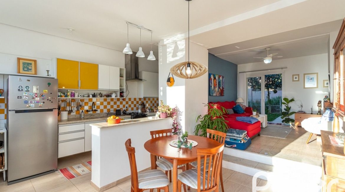 Casa em Condomínio à venda com 161m², 2 dormitórios, 2 suítes, 2 vagas, no bairro Vila Nova em PORTO ALEGRE