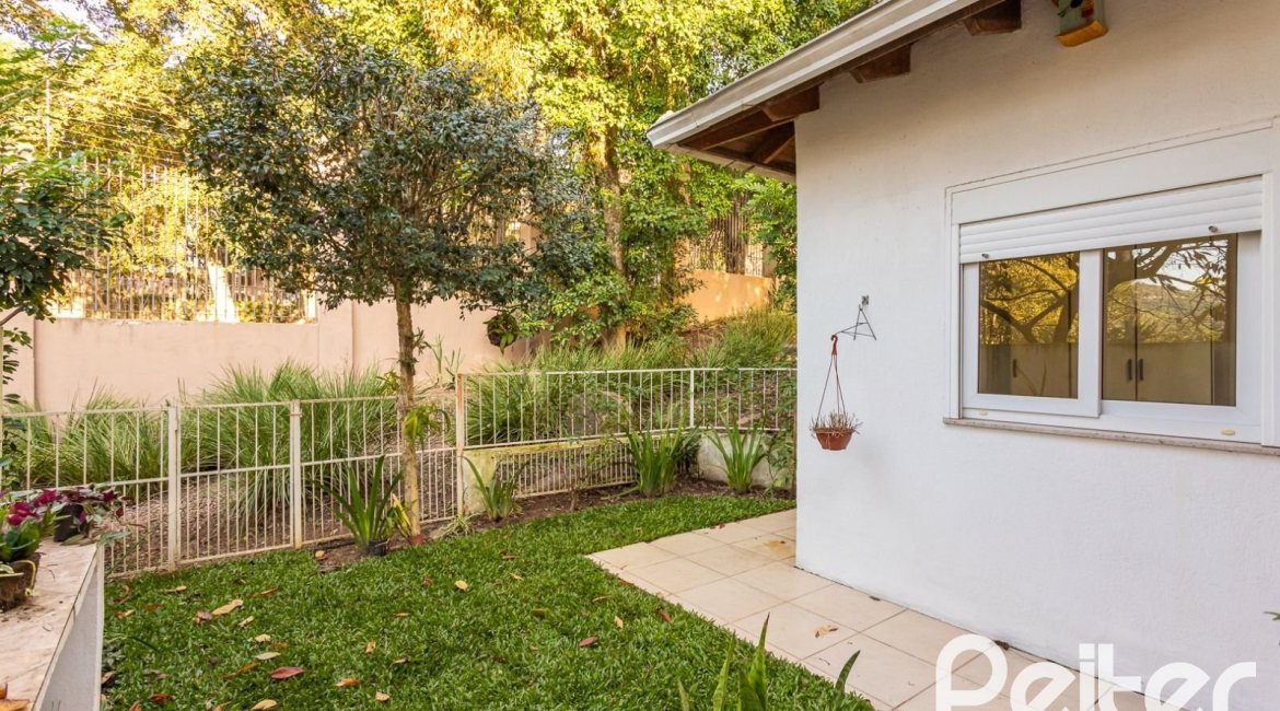 Casa em Condomínio à venda com 161m², 2 dormitórios, 2 suítes, 2 vagas, no bairro Vila Nova em PORTO ALEGRE