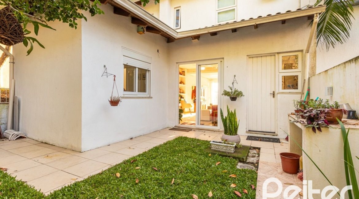 Casa em Condomínio à venda com 161m², 2 dormitórios, 2 suítes, 2 vagas, no bairro Vila Nova em PORTO ALEGRE