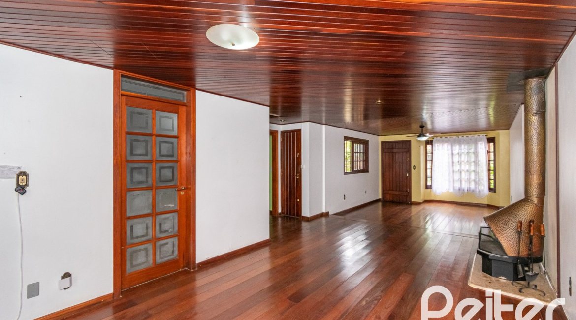 Casa à venda com 174m², 3 dormitórios, 1 suíte, 2 vagas, no bairro Jardim Isabel em Porto Alegre