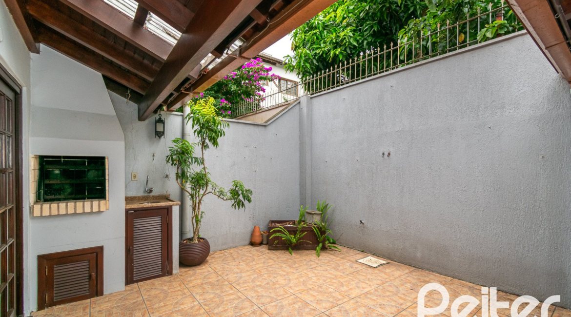 Casa à venda com 174m², 3 dormitórios, 1 suíte, 2 vagas, no bairro Jardim Isabel em Porto Alegre