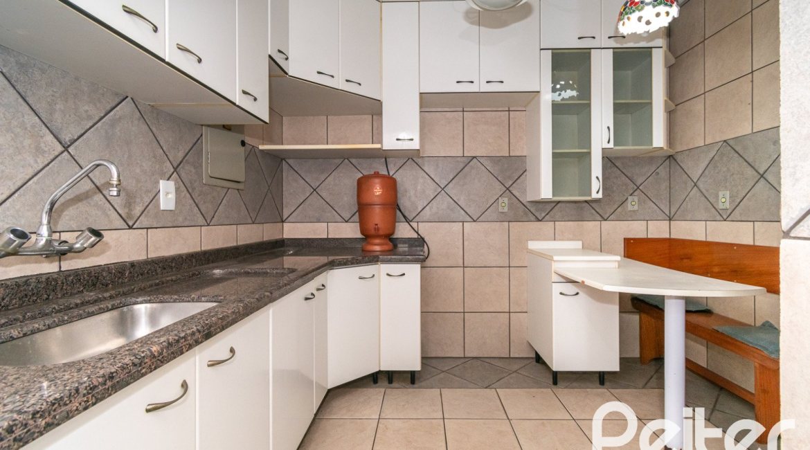 Casa à venda com 174m², 3 dormitórios, 1 suíte, 2 vagas, no bairro Jardim Isabel em Porto Alegre