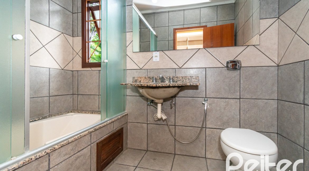 Casa à venda com 174m², 3 dormitórios, 1 suíte, 2 vagas, no bairro Jardim Isabel em Porto Alegre