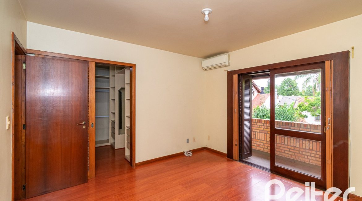 Casa à venda com 174m², 3 dormitórios, 1 suíte, 2 vagas, no bairro Jardim Isabel em Porto Alegre