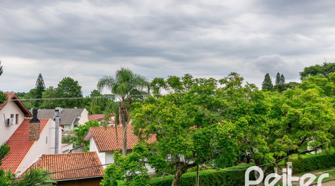 Casa à venda com 174m², 3 dormitórios, 1 suíte, 2 vagas, no bairro Jardim Isabel em Porto Alegre