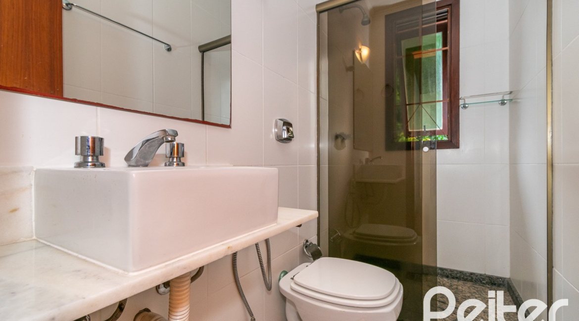 Casa à venda com 174m², 3 dormitórios, 1 suíte, 2 vagas, no bairro Jardim Isabel em Porto Alegre