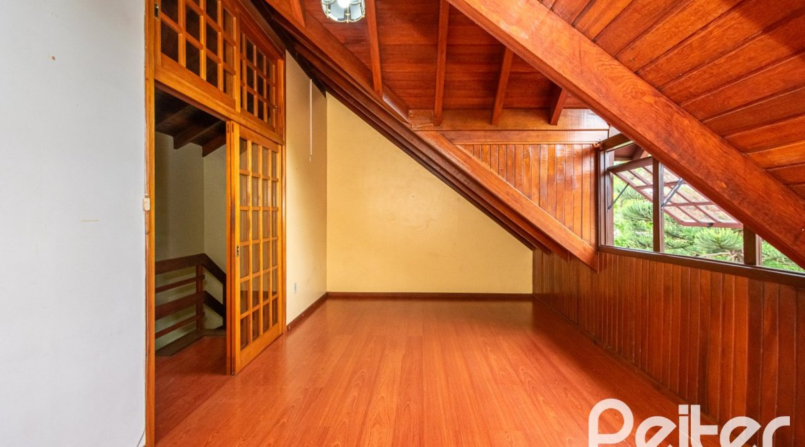 Casa à venda com 174m², 3 dormitórios, 1 suíte, 2 vagas, no bairro Jardim Isabel em Porto Alegre