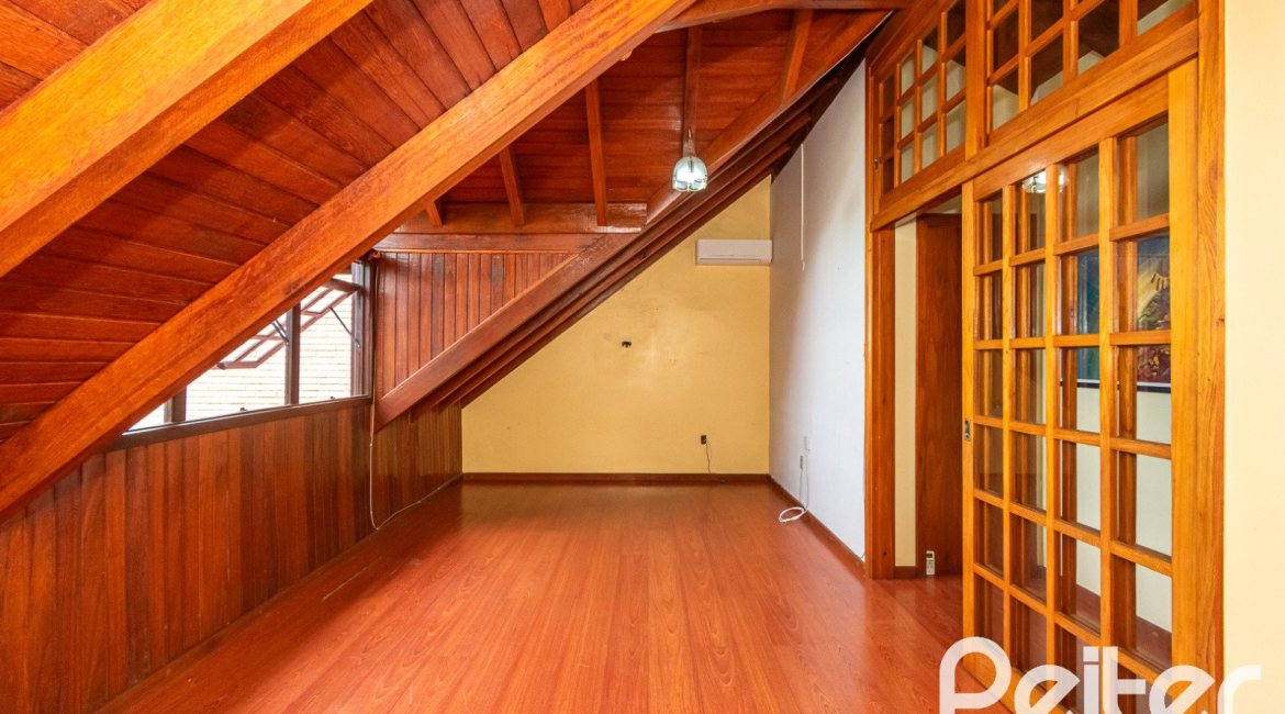 Casa à venda com 174m², 3 dormitórios, 1 suíte, 2 vagas, no bairro Jardim Isabel em Porto Alegre