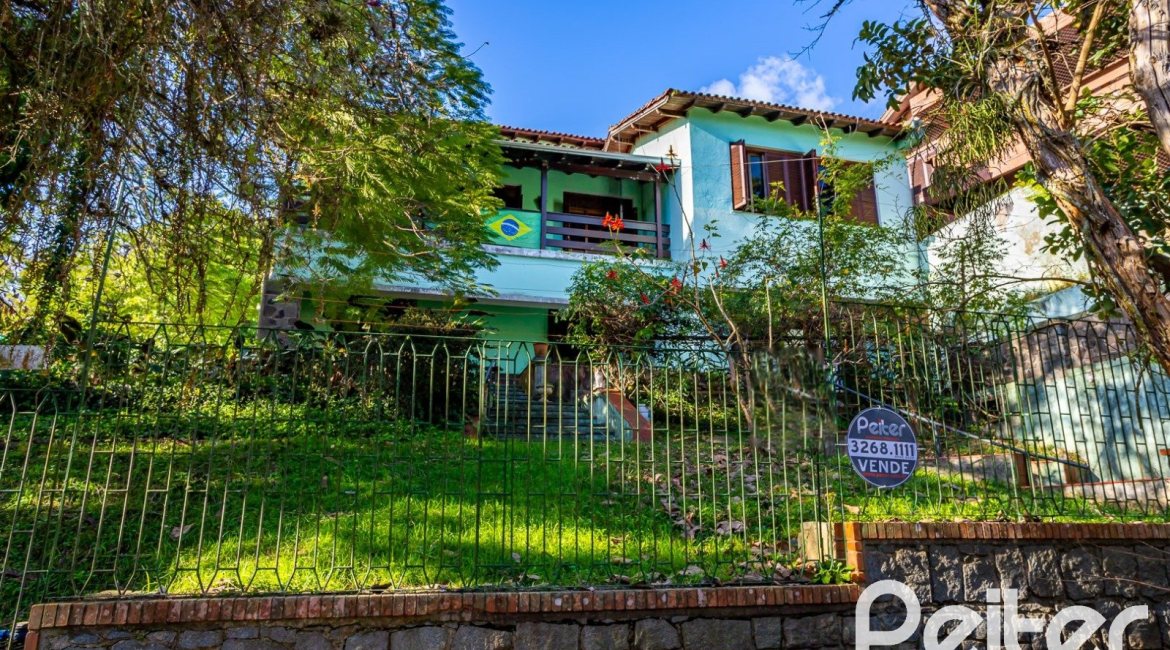 Casa à venda com 571m², 5 dormitórios, 3 suítes, 3 vagas, no bairro Vila Assunção em Porto Alegre