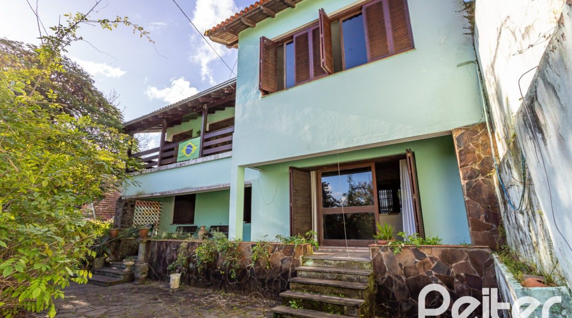 Casa à venda com 571m², 5 dormitórios, 3 suítes, 3 vagas, no bairro Vila Assunção em Porto Alegre
