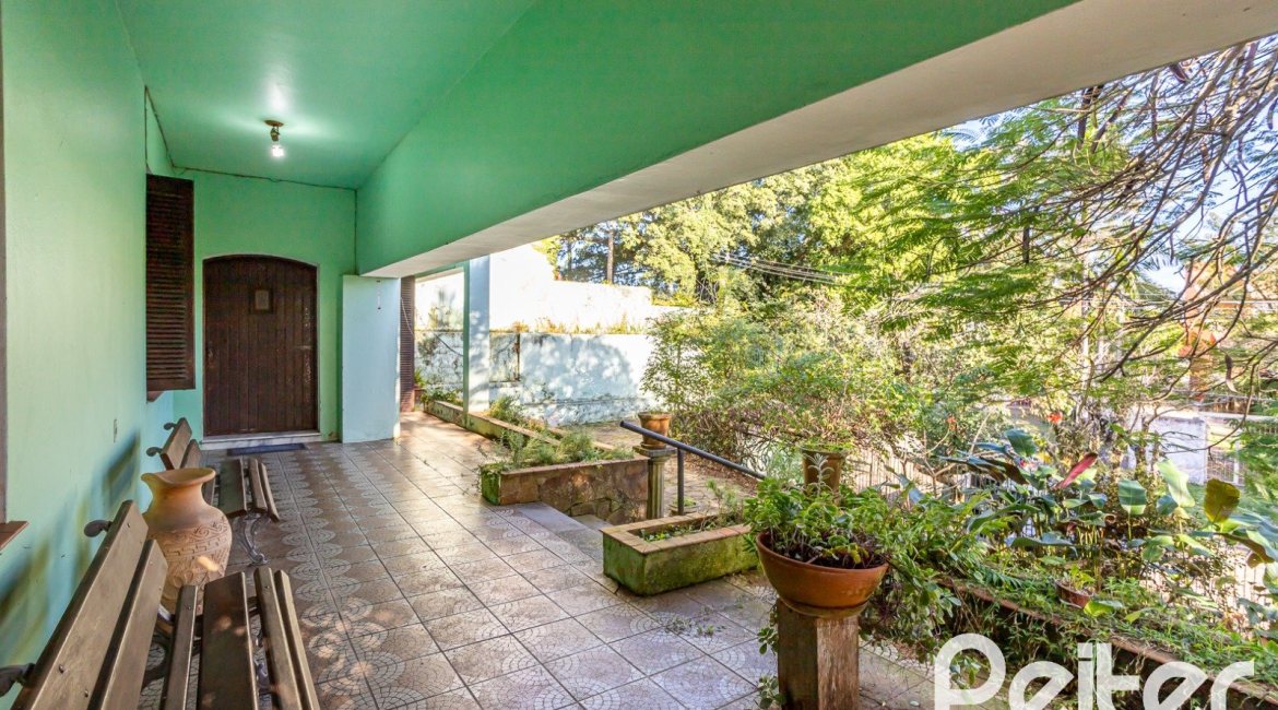 Casa à venda com 571m², 5 dormitórios, 3 suítes, 3 vagas, no bairro Vila Assunção em Porto Alegre