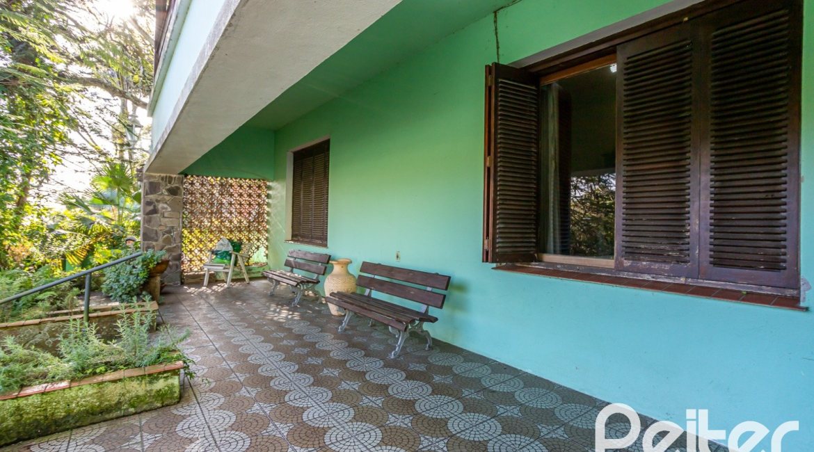 Casa à venda com 571m², 5 dormitórios, 3 suítes, 3 vagas, no bairro Vila Assunção em Porto Alegre