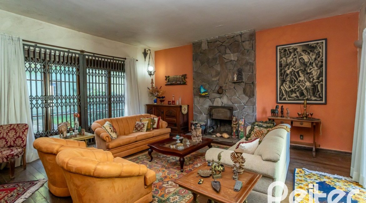 Casa à venda com 571m², 5 dormitórios, 3 suítes, 3 vagas, no bairro Vila Assunção em Porto Alegre