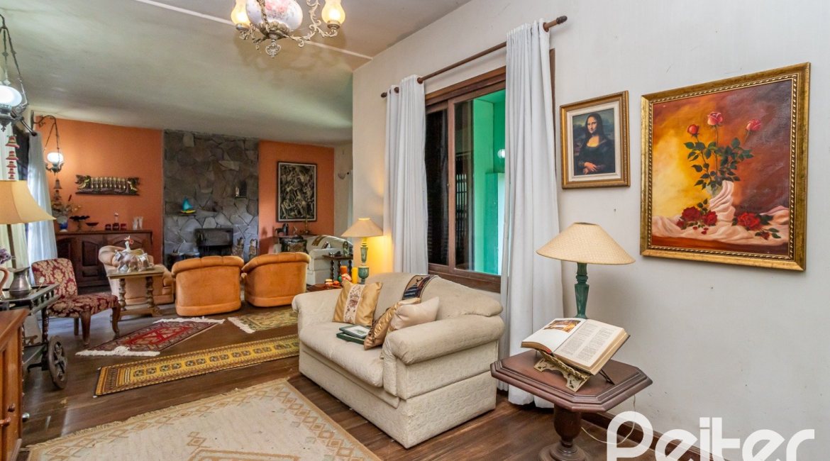 Casa à venda com 571m², 5 dormitórios, 3 suítes, 3 vagas, no bairro Vila Assunção em Porto Alegre