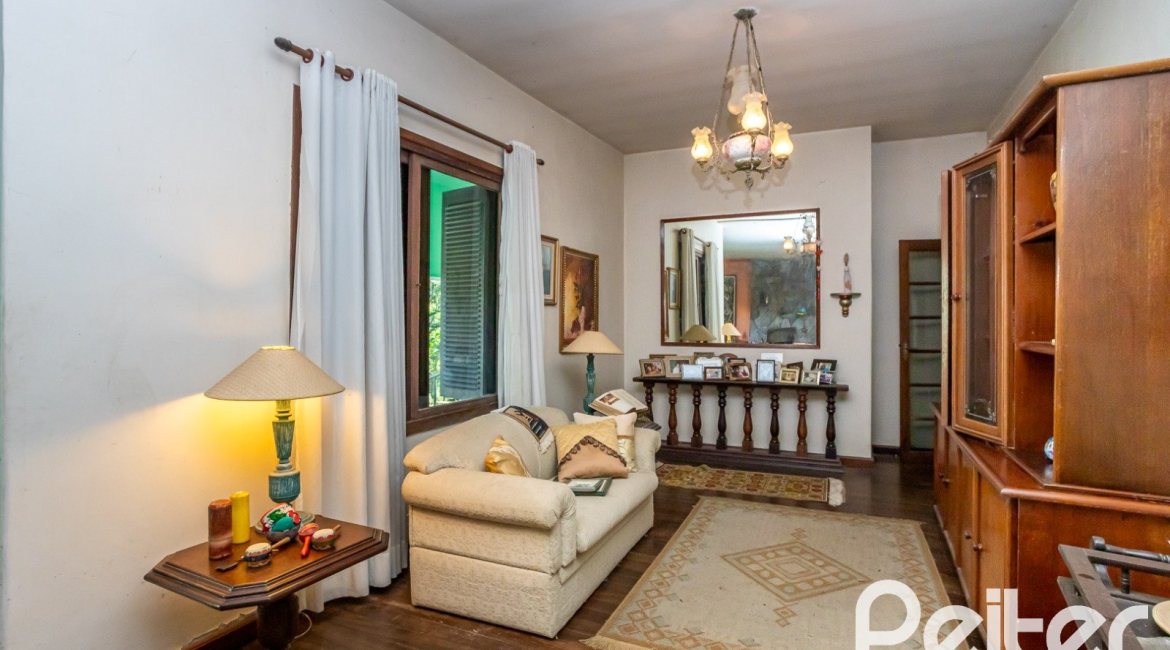 Casa à venda com 571m², 5 dormitórios, 3 suítes, 3 vagas, no bairro Vila Assunção em Porto Alegre