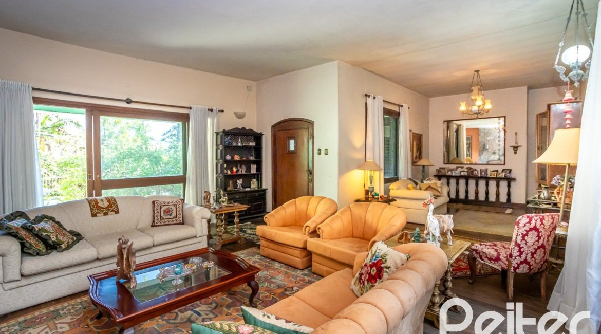 Casa à venda com 571m², 5 dormitórios, 3 suítes, 3 vagas, no bairro Vila Assunção em Porto Alegre