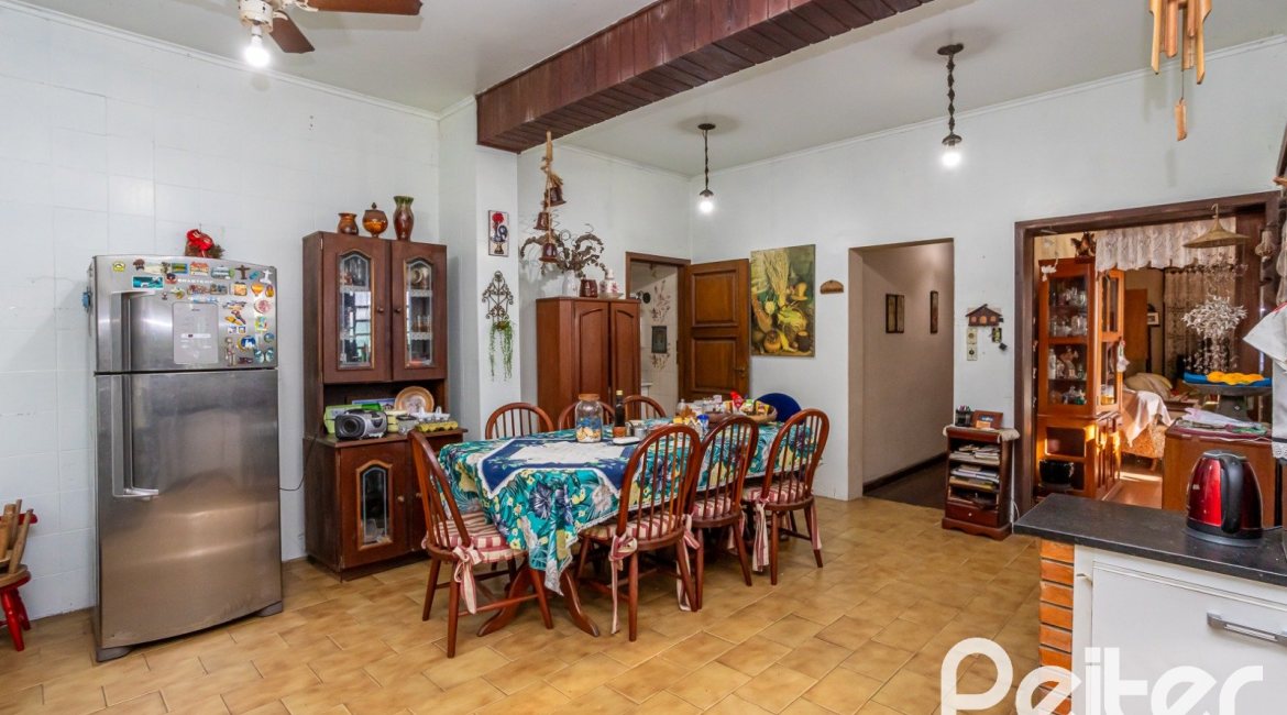 Casa à venda com 571m², 5 dormitórios, 3 suítes, 3 vagas, no bairro Vila Assunção em Porto Alegre