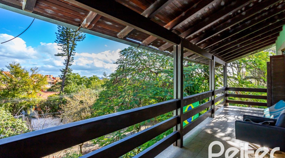 Casa à venda com 571m², 5 dormitórios, 3 suítes, 3 vagas, no bairro Vila Assunção em Porto Alegre