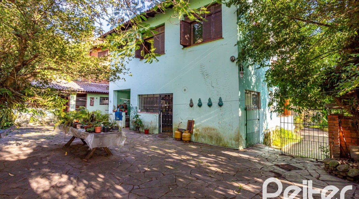 Casa à venda com 571m², 5 dormitórios, 3 suítes, 3 vagas, no bairro Vila Assunção em Porto Alegre