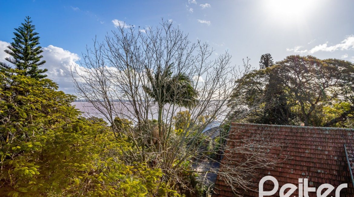 Casa à venda com 571m², 5 dormitórios, 3 suítes, 3 vagas, no bairro Vila Assunção em Porto Alegre