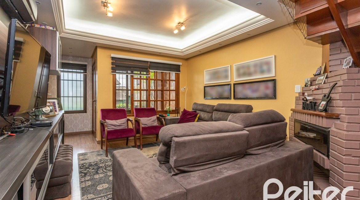 Casa à venda com 239m², 3 dormitórios, 1 suíte, 4 vagas, no bairro Ipanema em Porto Alegre