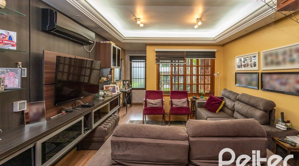 Casa à venda com 239m², 3 dormitórios, 1 suíte, 4 vagas, no bairro Ipanema em Porto Alegre