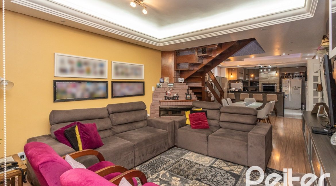 Casa à venda com 239m², 3 dormitórios, 1 suíte, 4 vagas, no bairro Ipanema em Porto Alegre