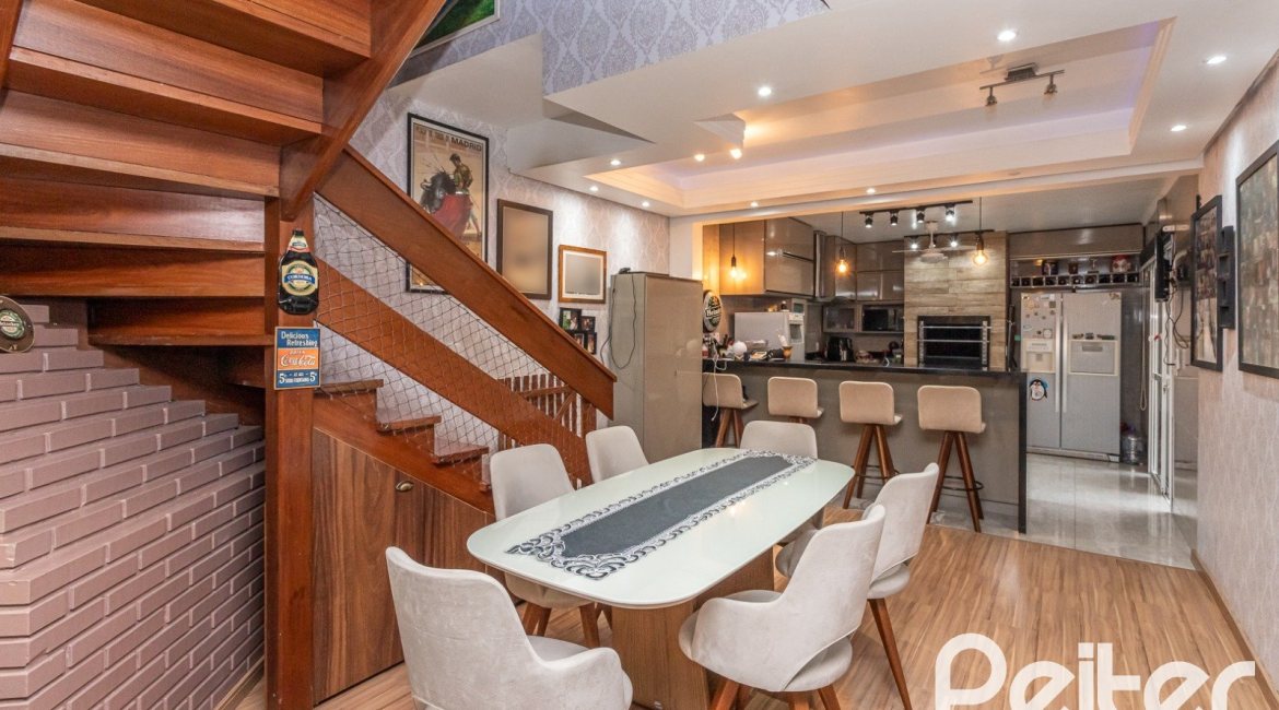 Casa à venda com 239m², 3 dormitórios, 1 suíte, 4 vagas, no bairro Ipanema em Porto Alegre