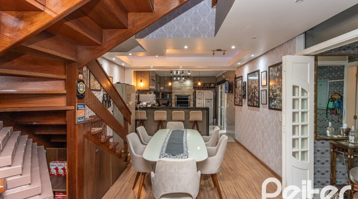 Casa à venda com 239m², 3 dormitórios, 1 suíte, 4 vagas, no bairro Ipanema em Porto Alegre