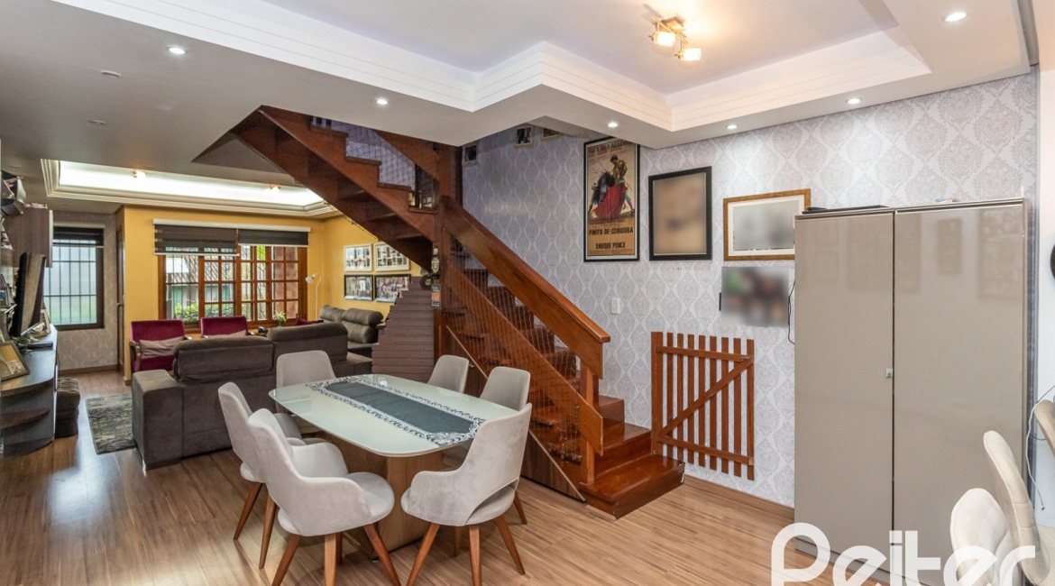 Casa à venda com 239m², 3 dormitórios, 1 suíte, 4 vagas, no bairro Ipanema em Porto Alegre