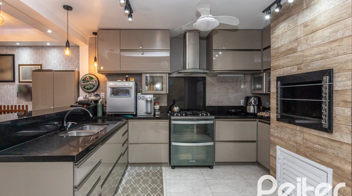 Casa à venda com 239m², 3 dormitórios, 1 suíte, 4 vagas, no bairro Ipanema em Porto Alegre