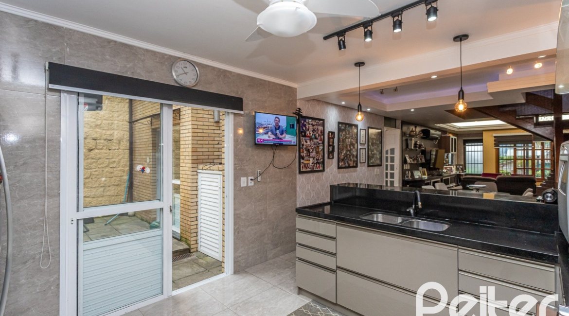 Casa à venda com 239m², 3 dormitórios, 1 suíte, 4 vagas, no bairro Ipanema em Porto Alegre