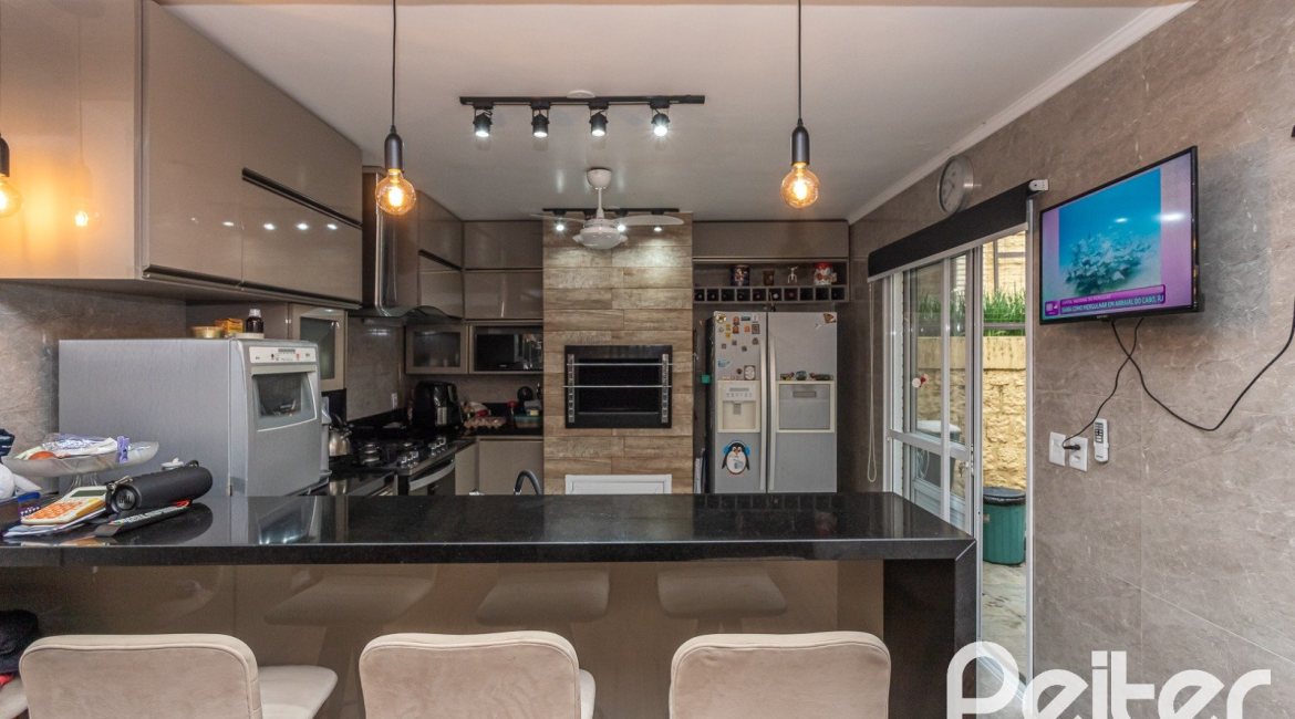 Casa à venda com 239m², 3 dormitórios, 1 suíte, 4 vagas, no bairro Ipanema em Porto Alegre