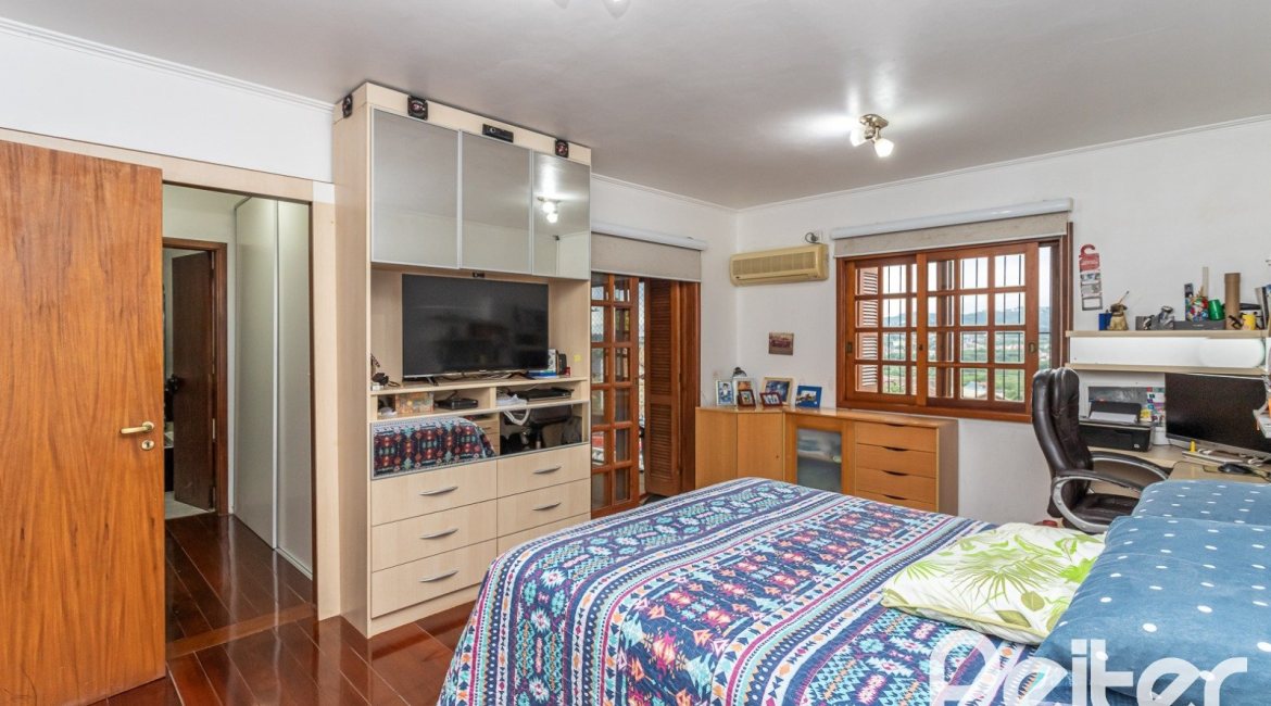 Casa à venda com 239m², 3 dormitórios, 1 suíte, 4 vagas, no bairro Ipanema em Porto Alegre