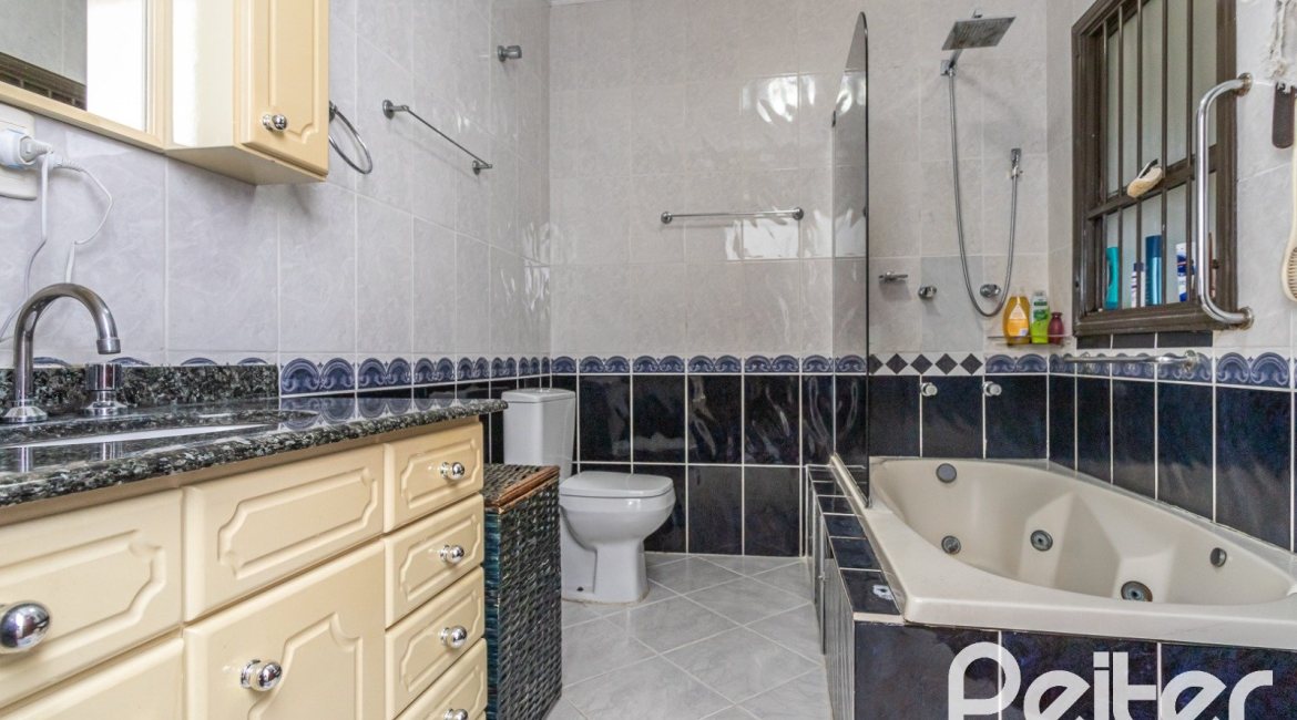 Casa à venda com 239m², 3 dormitórios, 1 suíte, 4 vagas, no bairro Ipanema em Porto Alegre