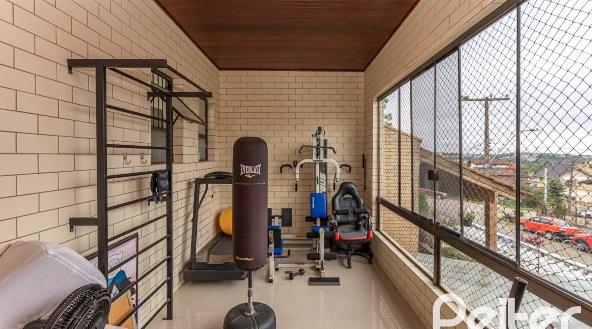 Casa à venda com 239m², 3 dormitórios, 1 suíte, 4 vagas, no bairro Ipanema em Porto Alegre