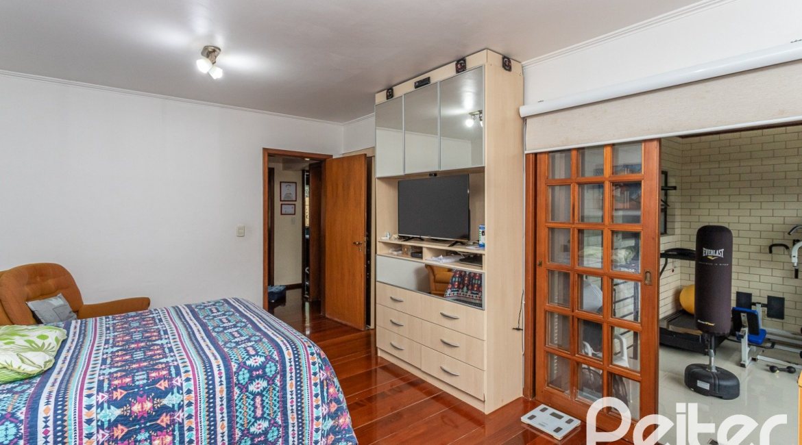 Casa à venda com 239m², 3 dormitórios, 1 suíte, 4 vagas, no bairro Ipanema em Porto Alegre
