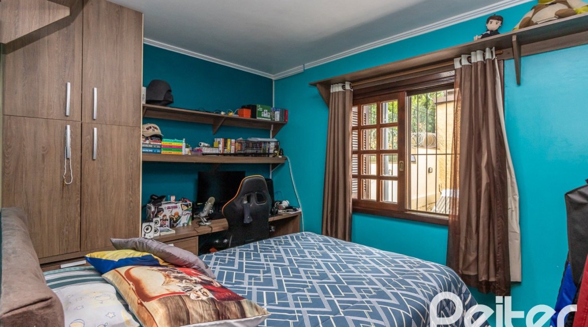 Casa à venda com 239m², 3 dormitórios, 1 suíte, 4 vagas, no bairro Ipanema em Porto Alegre