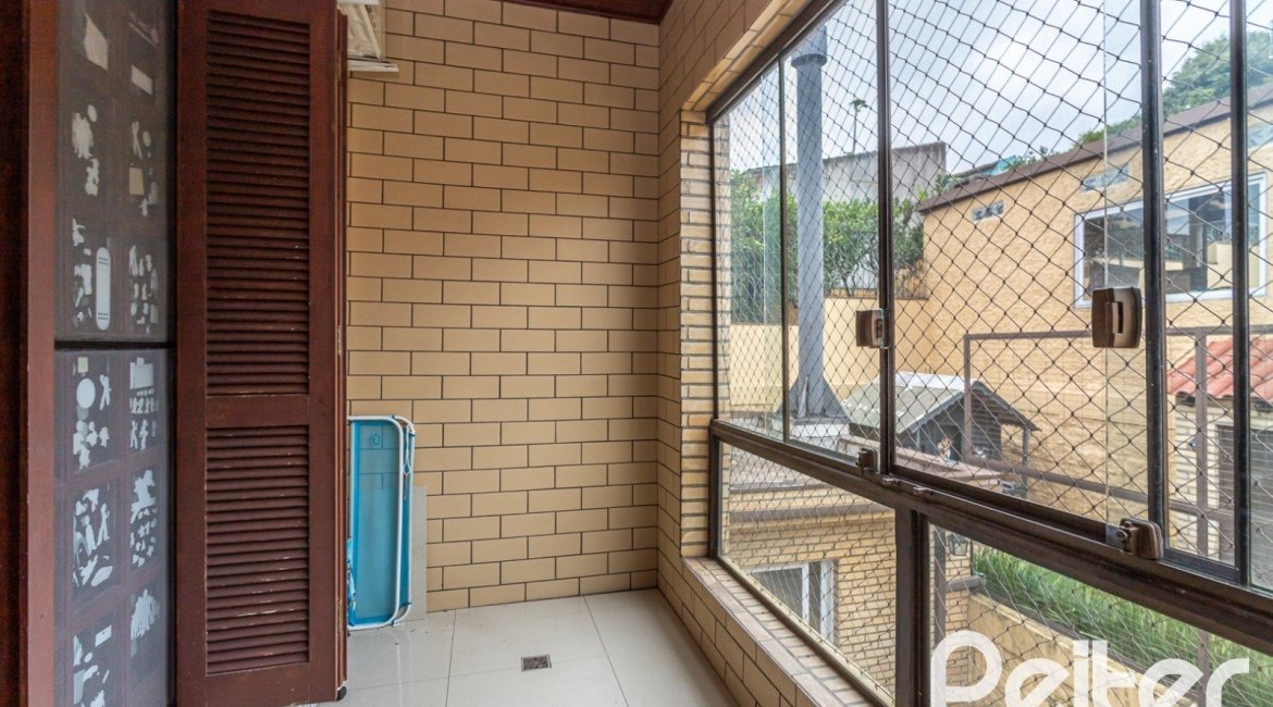 Casa à venda com 239m², 3 dormitórios, 1 suíte, 4 vagas, no bairro Ipanema em Porto Alegre