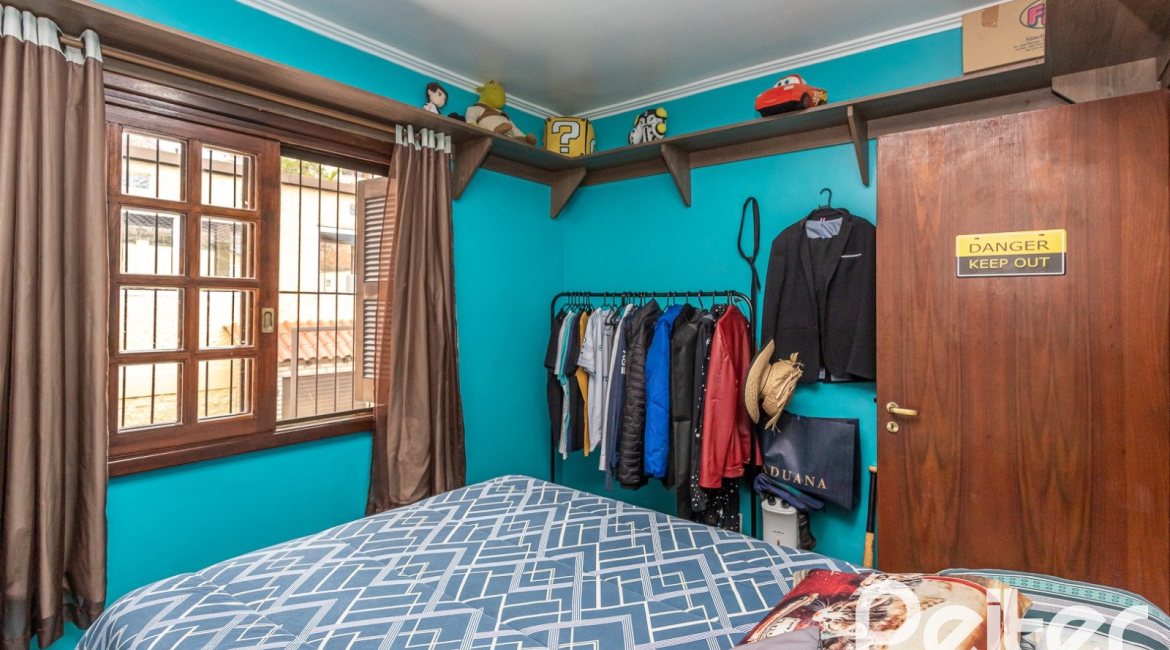 Casa à venda com 239m², 3 dormitórios, 1 suíte, 4 vagas, no bairro Ipanema em Porto Alegre