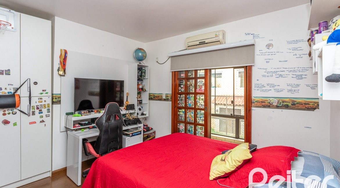 Casa à venda com 239m², 3 dormitórios, 1 suíte, 4 vagas, no bairro Ipanema em Porto Alegre