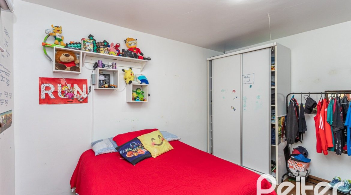 Casa à venda com 239m², 3 dormitórios, 1 suíte, 4 vagas, no bairro Ipanema em Porto Alegre