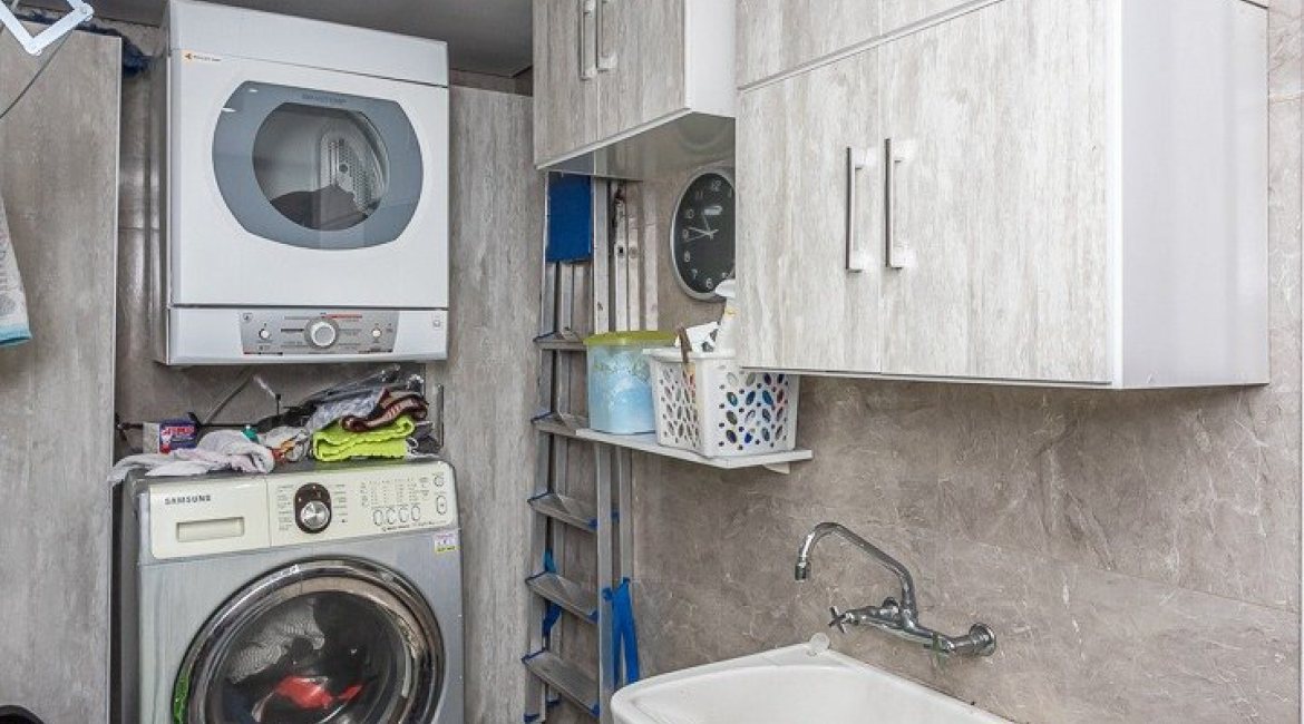 Casa à venda com 239m², 3 dormitórios, 1 suíte, 4 vagas, no bairro Ipanema em Porto Alegre