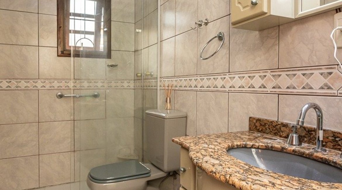 Casa à venda com 239m², 3 dormitórios, 1 suíte, 4 vagas, no bairro Ipanema em Porto Alegre